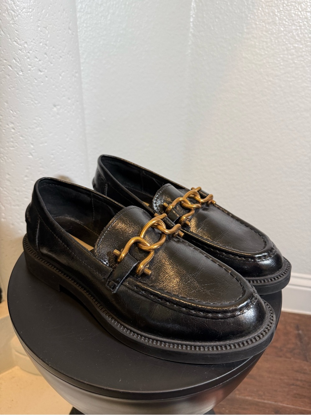 Steve Madden Karmine Black Leather Loafers with Gold Chain Detail Size 8.5